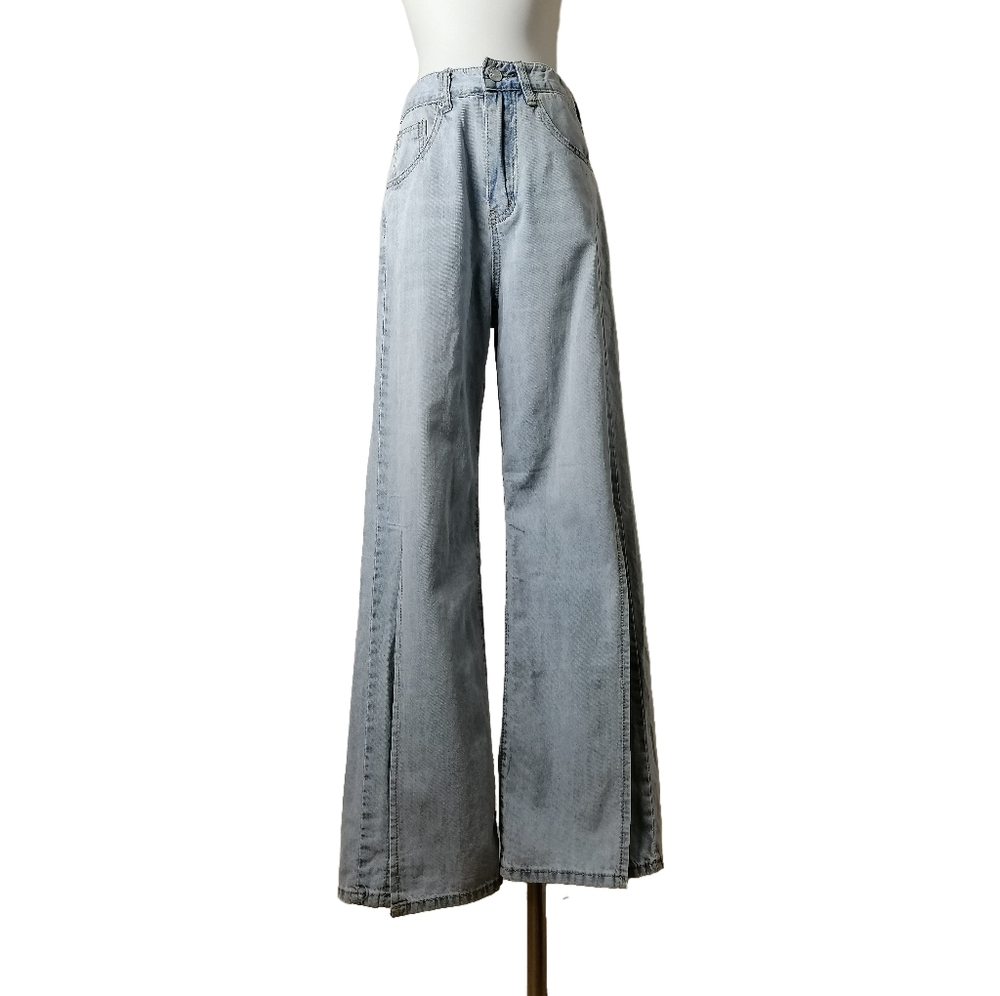🌻 casual, light-wash jeans with a relaxed fit and stylish side slits by IEF